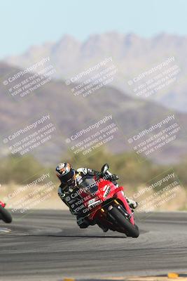 media/Oct-30-2025-Racers Edge (Thu) [[dabbdaf680]]/3-B Group/Session 2 (Turn 14)/